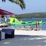 Seaside With A Swimming Pool Okrug Gornji, Ciovo - 5959 * 트로기르